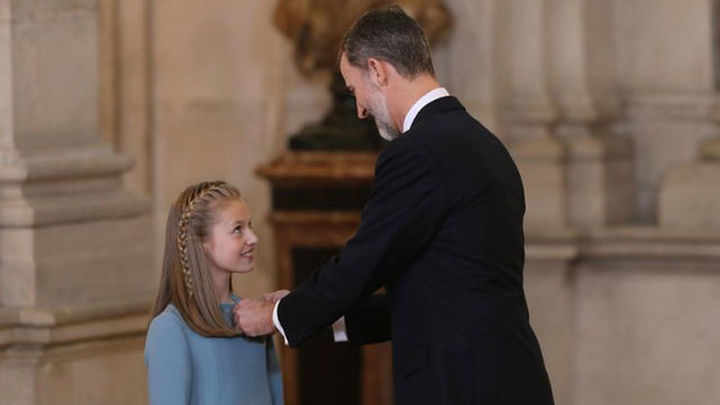 El Rey impone el Toisón a la Princesa Leonor: "Te guiarás por la Constitución" / Telemadrid