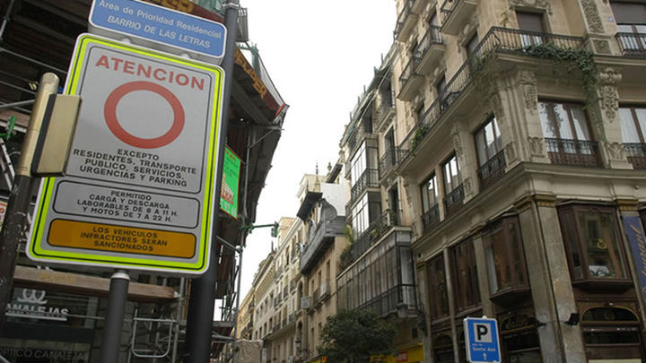 El Ayuntamiento estudia ampliar el Area de Prioridad Residencial a toda la almendra central / Telemadrid