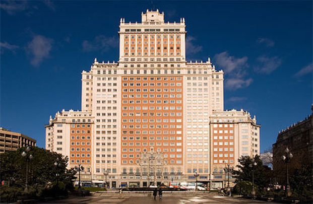 El Ayuntamiento da dos soluciones para mantener fachada del Edificio España / Telemadrid