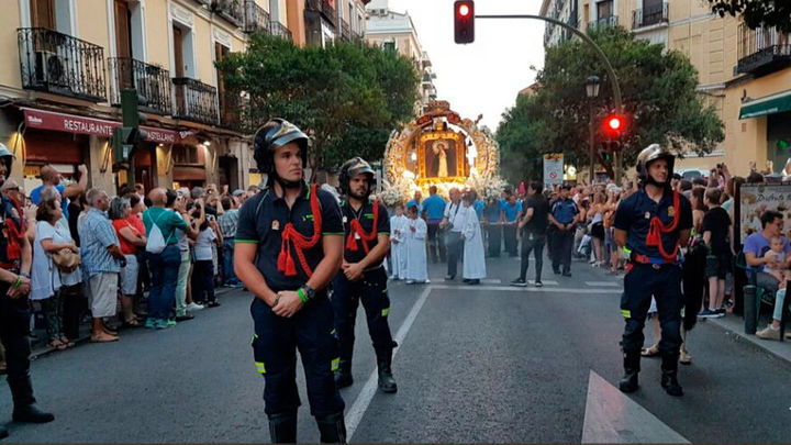 Bomberos de Madrid con la Virgen de la Paloma / Telemadrid
