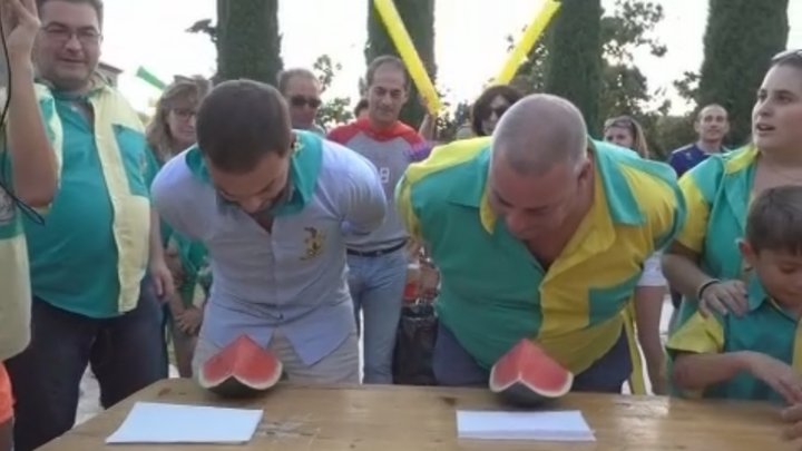 Nuestro reportero participando en el concurso de sandías de Alcalá de Henares