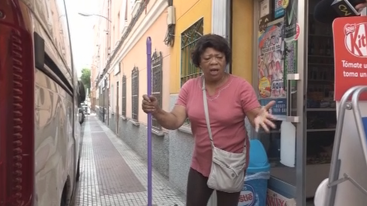 Carmen regenta una tienda en Villaverde Bajo y colabora en la limpieza de la calle aledaña