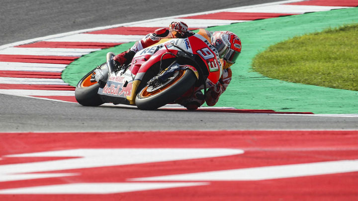 Marc Márquez (Repsol Honda RC 213 V) sufrió una caída pero también protagonizó un momento épico