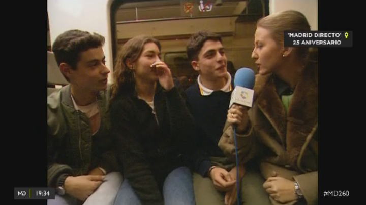 Inma Galván realizando una entrevista en el metro de Madrid