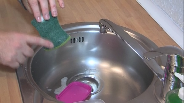 Parte rugosa del estropajo con la que no se deben lavar los tuppers