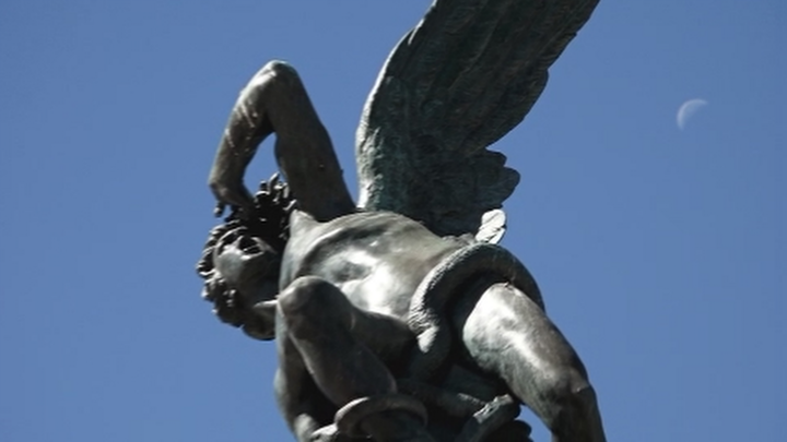 Esta estatua es una de los elementos más misteriosos del parque