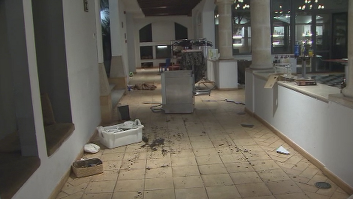 El citado salón de bodas ha aparecido esta pasada noche destrozado