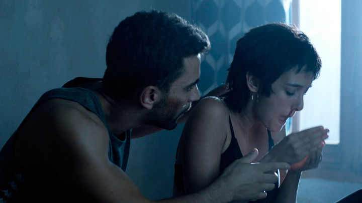 Omar y Edurne se reencuentran y se refugian en una pensión de Lavapiés / Telemadrid