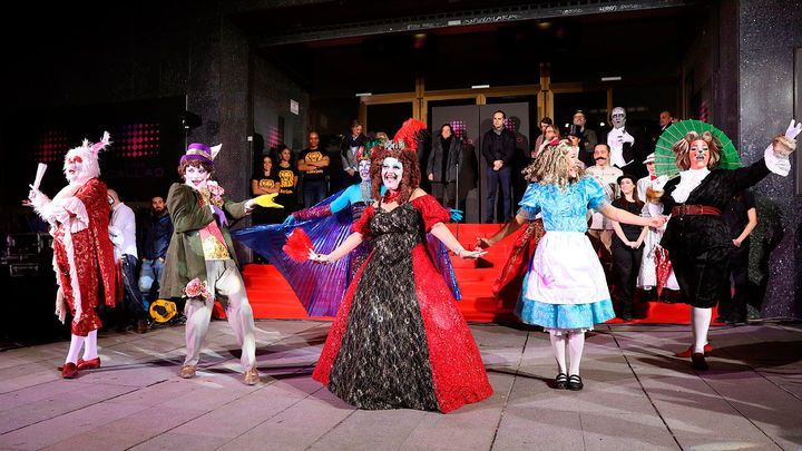 Performance de algunos de los personajes que "viven" en los teatros de la Gran Vía de Madrid / Efe