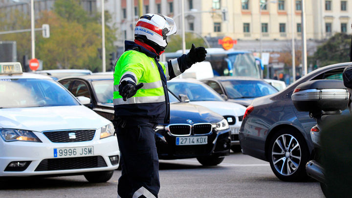 Un policía municipal controla el tráfico en la plaza de Colón de Madrid / EFE