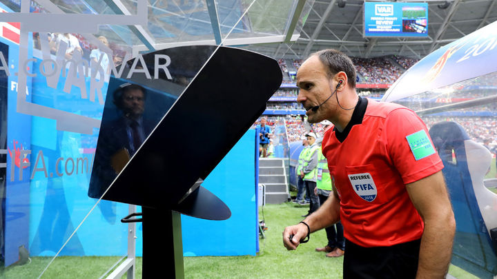 Fotografía de una pantalla del Árbitro Asistente de Vídeo (VAR) en un partido de fútbol.