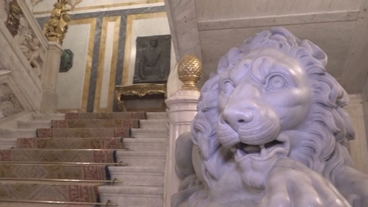 Escalera de mármol blanco de carrara, tanto la estructura como el pasamanos