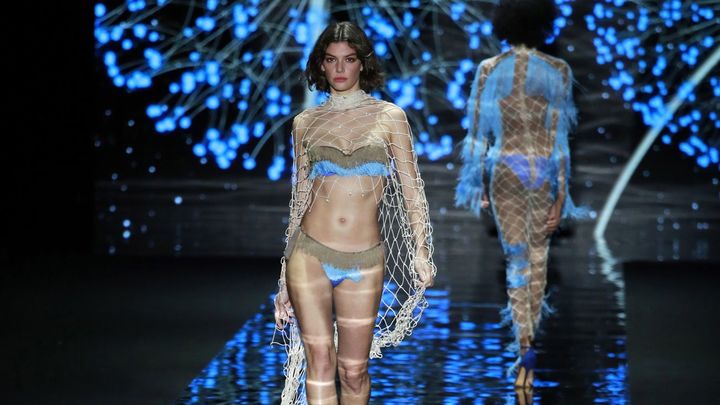 Presentación de la colección del diseñador Andrés Sardá en la tercera jornada de la pasarela Mercedes Benz Fashion Week de Madrid que tiene lugar en el Ifema. EFE/ Ángel Díaz