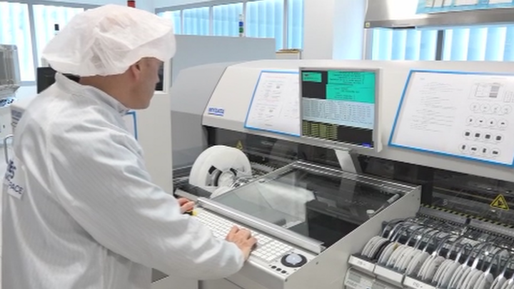 Juan, jefe de producción poniendo en funcionamiento la máquina pick and place