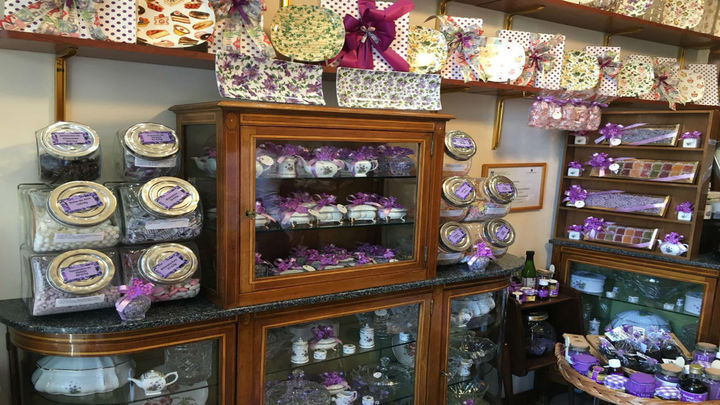 Uno de los estantes de la centenaria tienda de "La Violeta"