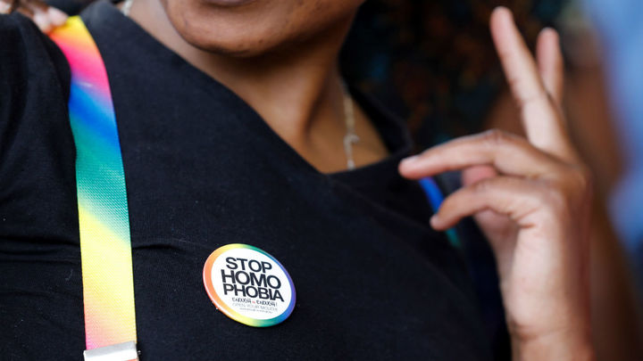 Una activista LGTB keniana se toma un selfi con su teléfono este viernes en un tribunal de Nairobi (Kenia)