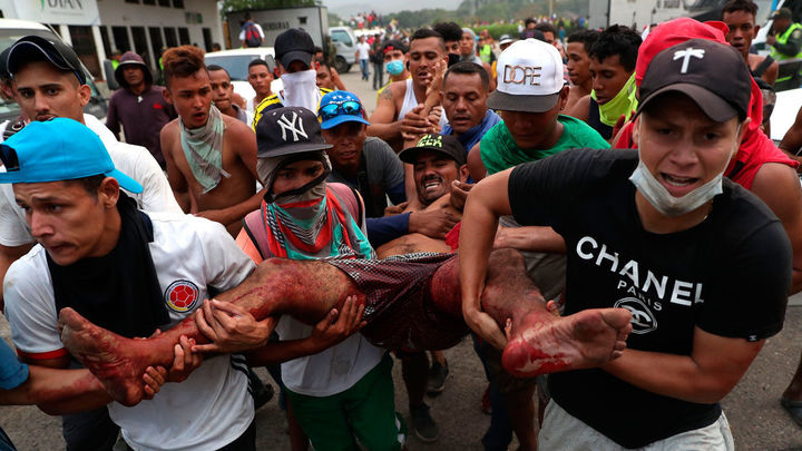Un herido es socorrido durante los enfrentamientos entre la Policía venezolana y manifestantes que se registran en el Puente Internacional Simón Bolívar