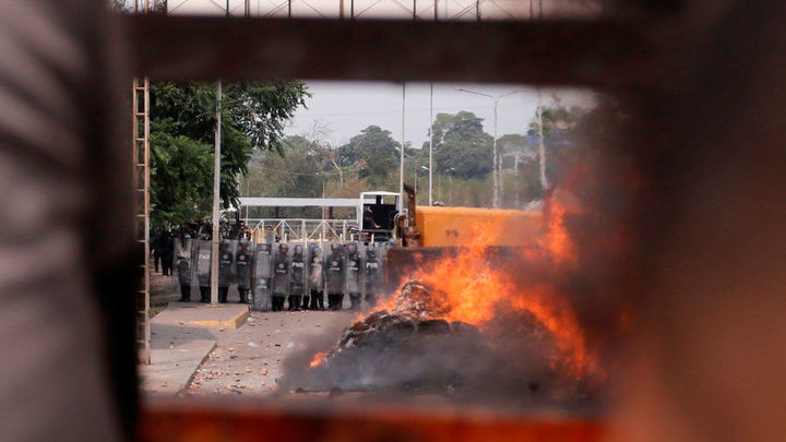Dos camiones con ayuda humanitaria solicitada por la oposición fueron quemados por la Policía Nacional Bolivariana