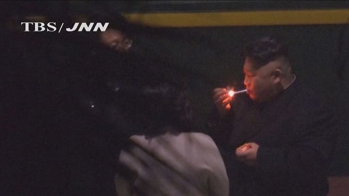 Kim Jong-un se enciende un cigarrillo