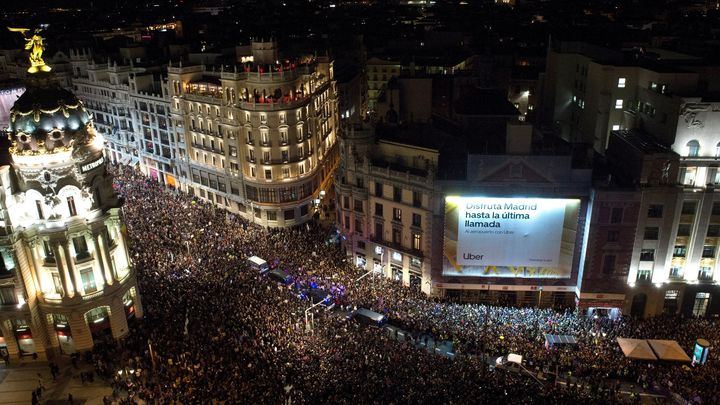Marea morada en este 8-M a su paso por el edificio Metrópolis