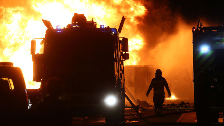 Los bomberos de Alcorcón trabajando en las labores de extinción de un incendio en una planta de reciclaje / EFE