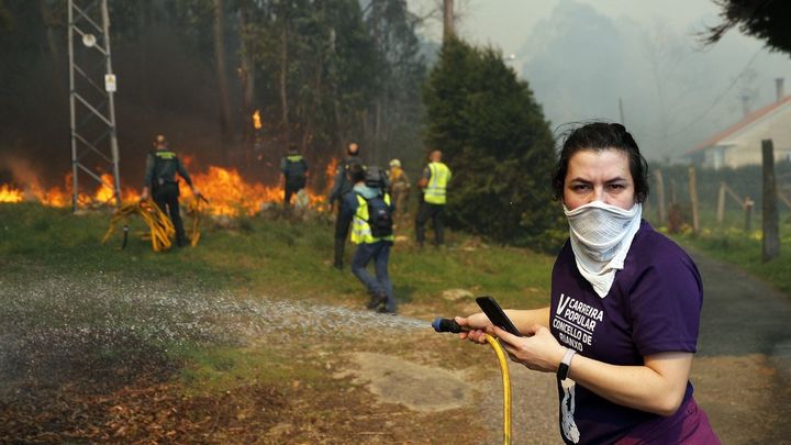 Incendio forestal de Rianxo (A Coruña). EFE/Lavandeira jr