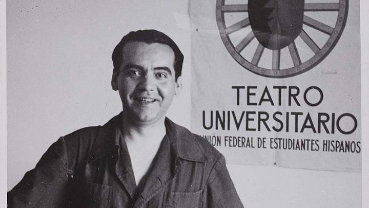 Federico García Lorca con un cartel de La Barraca / Wikipedia
