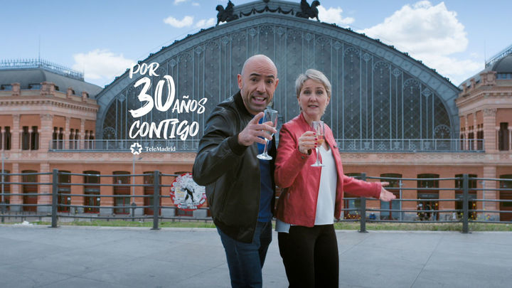 Emilio Pineda e Inmaculada Galván, presentadores de 'Madrid Directo'. / Telemadrid