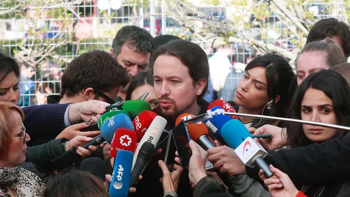 El líder de Podemos, Pablo Iglesias, contesta a las preguntas de los periodistas tras votar en las en el colegio Público de La Navata / EFE
