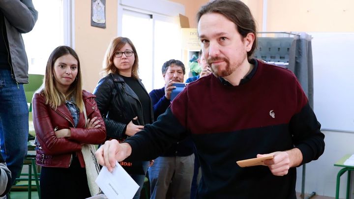 Pablo Iglesias ha deseado que la participación ciudadana en las  elecciones generales "sea muy alta tras votar en el colegio público de la Navata / EFE