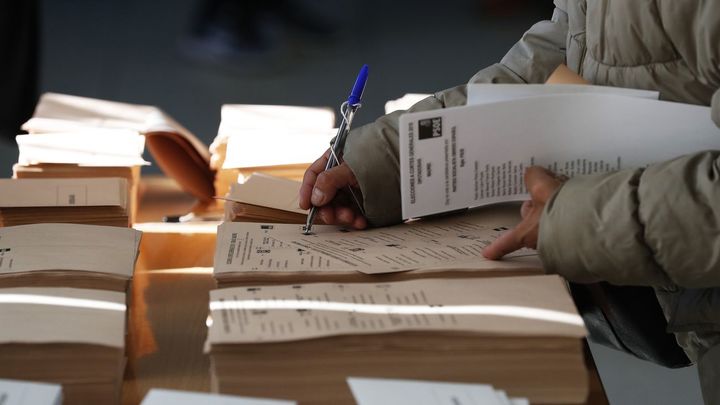 La normalidad ha sido la nota  característica de la primera hora y media de las elecciones  generales / EFE