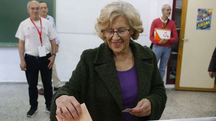 Manuela Carmena vota en el IES Conde Orgaz / EFE