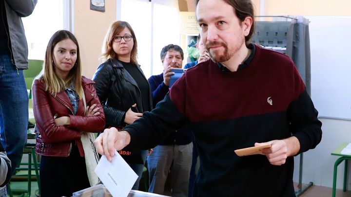 Pablo Iglesias vota en La Navata / EFE