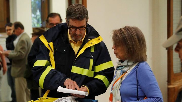 Un funcionario de Correos hace entrega de votos emitidos por correo / EFE