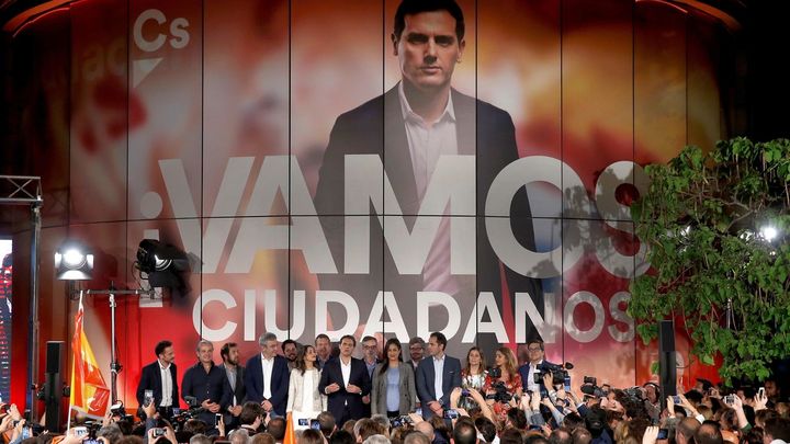 El líder de Ciudadanos Albert Rivera (c), junto a sus candidatos, valora los resultados electorales, hoy domingo en la sede del partido en Madrid / EFE