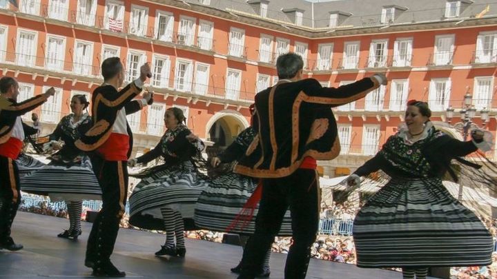 Bailes folclóricos en la Plaza Mayor