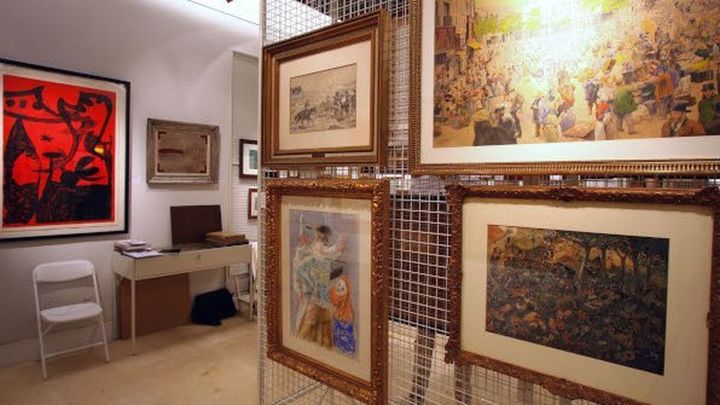 Exposición de arte en papel