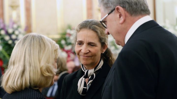La Infanta Elena se acerca a la capilla ardiente  de Rubalcaba para dar el pésame a la familia / EFE