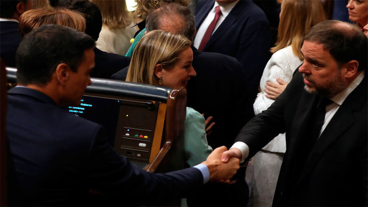 Saludo entre Pedro Sánchez y Oriol Junqueras / EFE