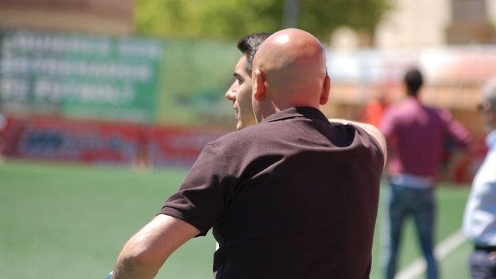 Emilio Ferraras habla con uno de sus jugadores / Alcobendas Sport