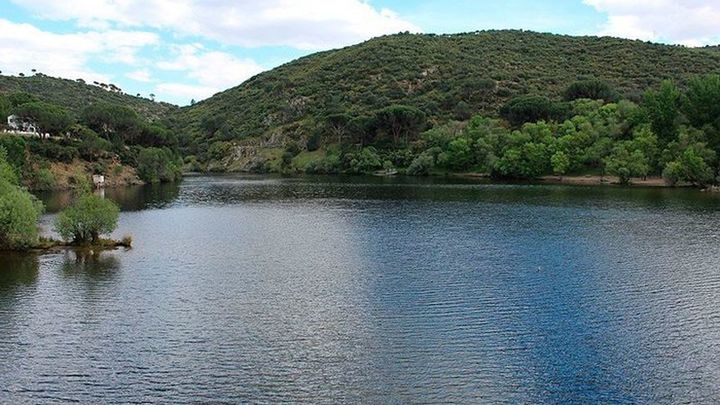 EMBALSE DE PICADAS. DÓNDE:  Carretera M-501, 28696, Pelayos de la Presa. Carretera de Extremadura (N-V) hasta Navalcarnero, luego por la M-507 hasta Aldea del Fresno y, tres kilómetros más adelante,  por el desvío señalizado a mano derecha hacia El Rincón de los Canchos. TARIFAS: Gratis. CARACTERÍSTICAS: Es una zona sin vigilancia. En una de las orillas (la más cercana a Pelayos de la Presa) está el área de ‘La Depuradora’ donde se pueden encontrar mesas para comer y fuentes de agua.
