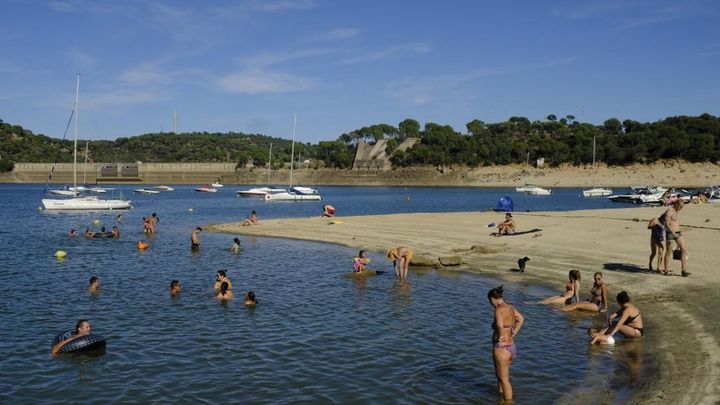 PANTANO DE SAN JUAN.  DÓNDE:  Siguiendo la carretera M-501. San Martín de Valdeiglesias a 70 kilómetros al sur de Madrid. TARIFAS: Gratis. Varios aparcamientos gratuitos.  CARACTERÍSTICAS:  Hay restaurantes y kioscos donde comprar bebidas cerca de los 14 km. de playa que forma este embalse y en las que está permitido el baño. Se puede practicar deportes náuticos como vela y windsurf. / Redacción