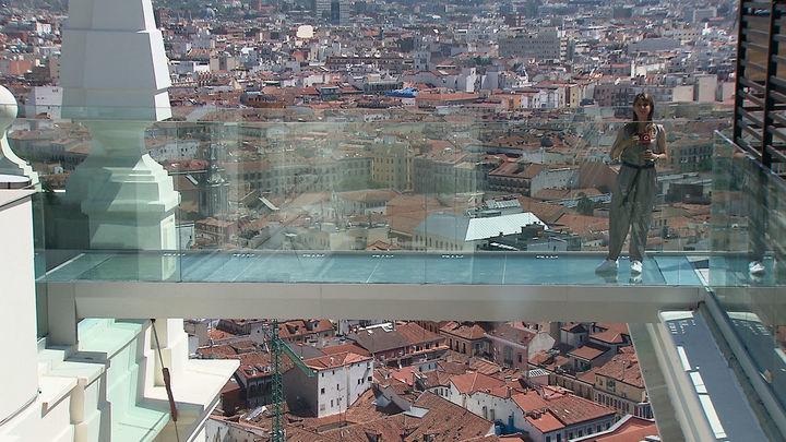 La pasarela con suelo de vidrio situada en la azotea del nuevo hotel del Edificio España / Telemadrid