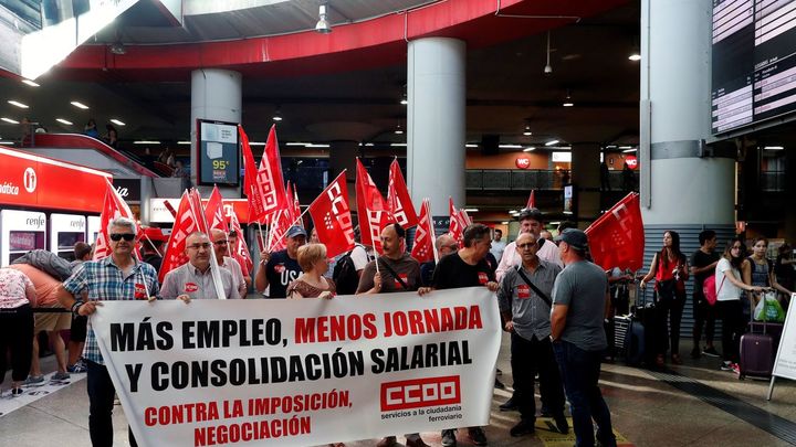 Manifestación de Comisiones Obreras por la huelga de Renfe en Atocha