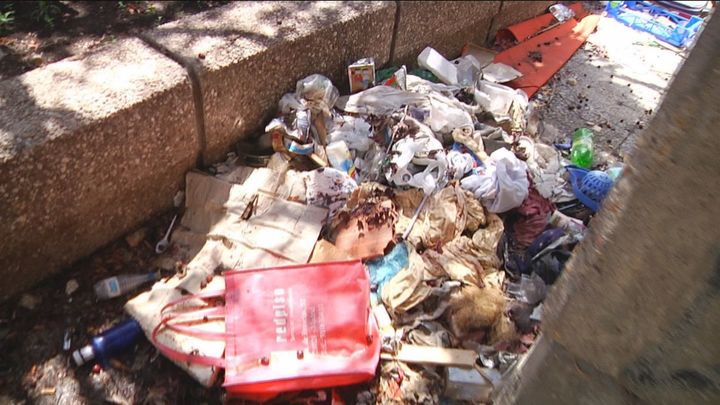 Escombros en los bajos de Azca