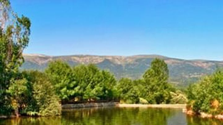 Estremera nos ofrece este maravilloso rincón que podremos usar a modo de playa. Es una de las cinco zonas de la Comunidad de Madrid autorizadas para el baño. Ofrece una zona para comer, con bancos y mesas y una zona recreativa para los niños. Ideal para pasar un día y huir de las altas temperaturas. / Redacción