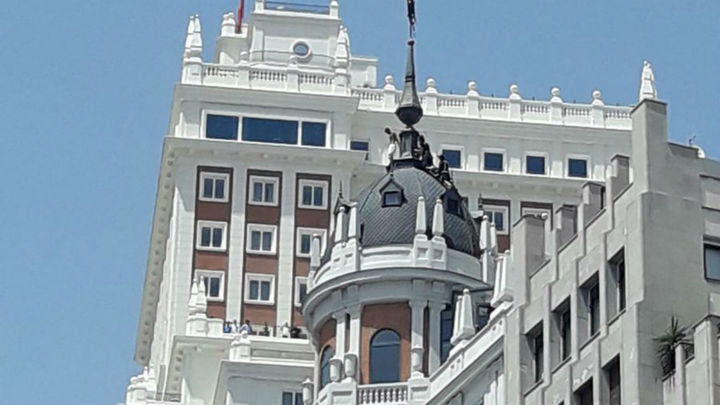 Un hombre amenaza con tirarse  (foto @Nieva730)