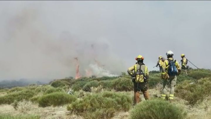 Bomberos trabajan para extinguir el fuego