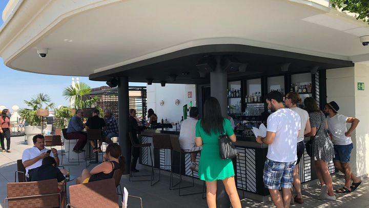 Bar terraza Hotel Riu / Álvaro Martínez