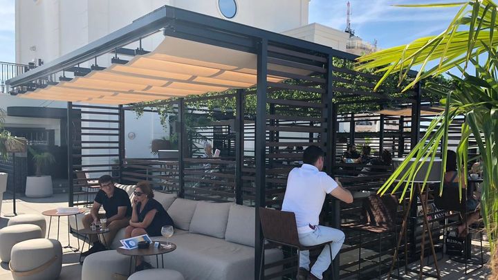 Zona de sillones terraza Hotel Riu / Alvaro Martínez